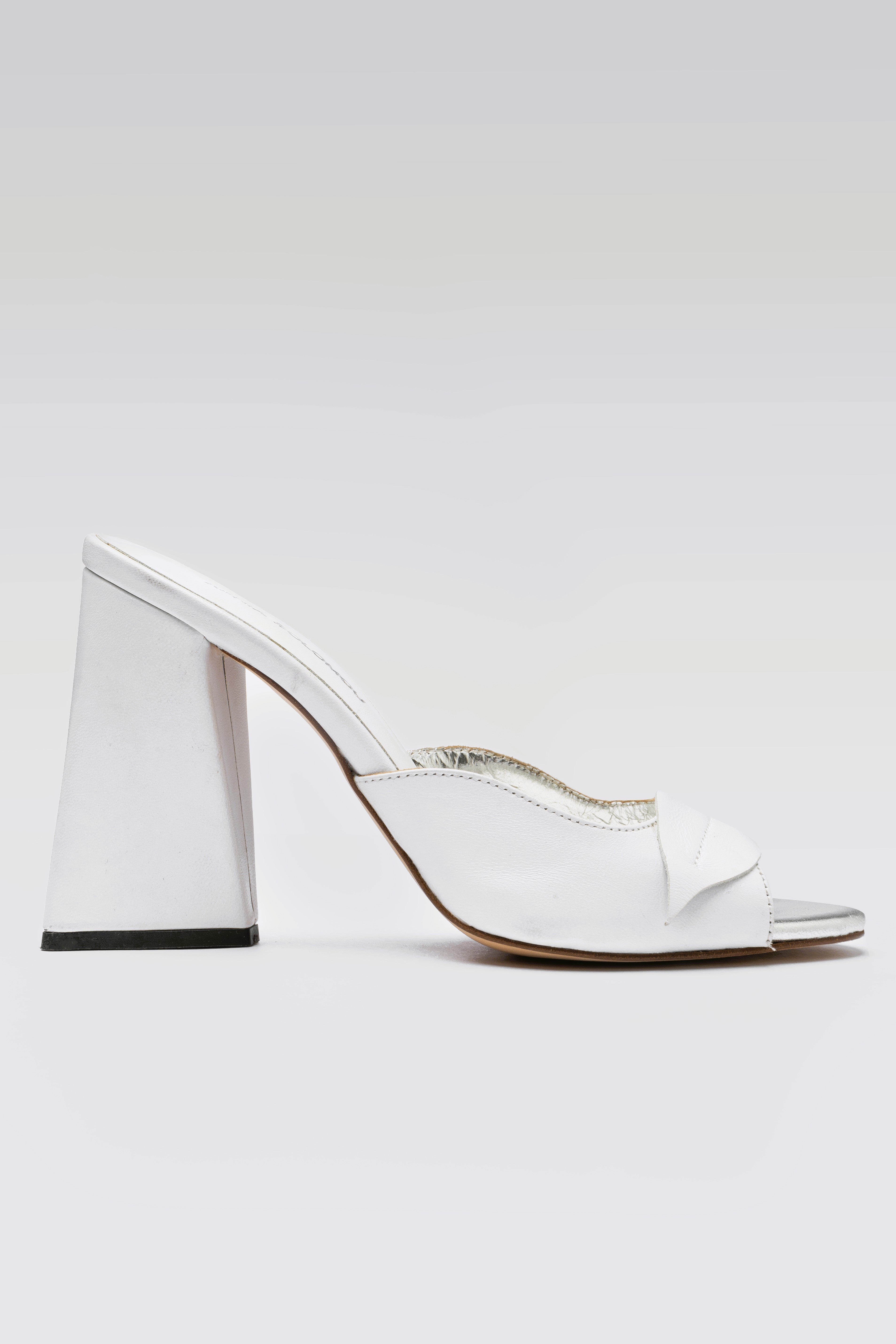 HAVANA WHITE SLIPPERS 9.5