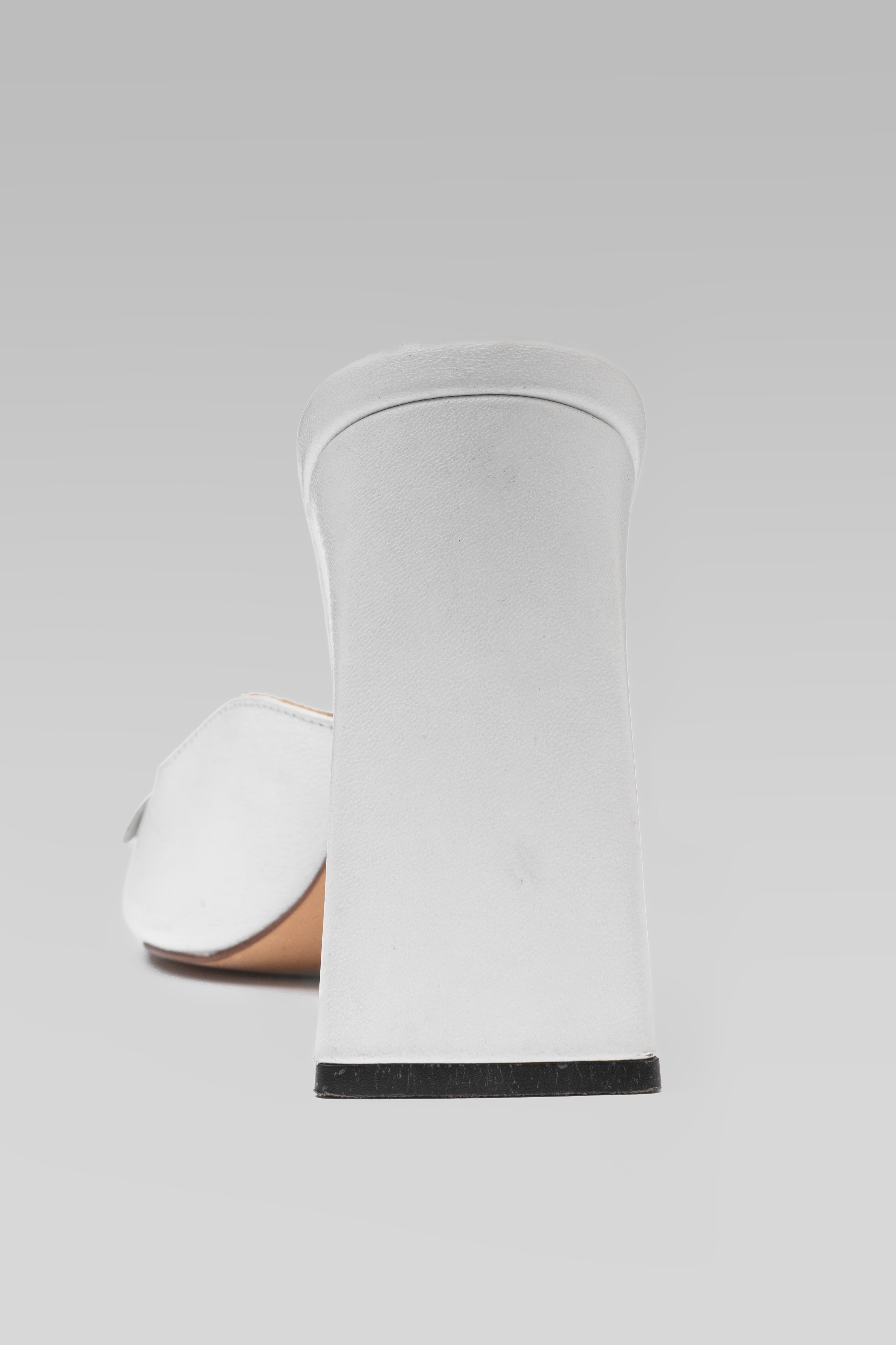 HAVANA WHITE SLIPPERS 9.5