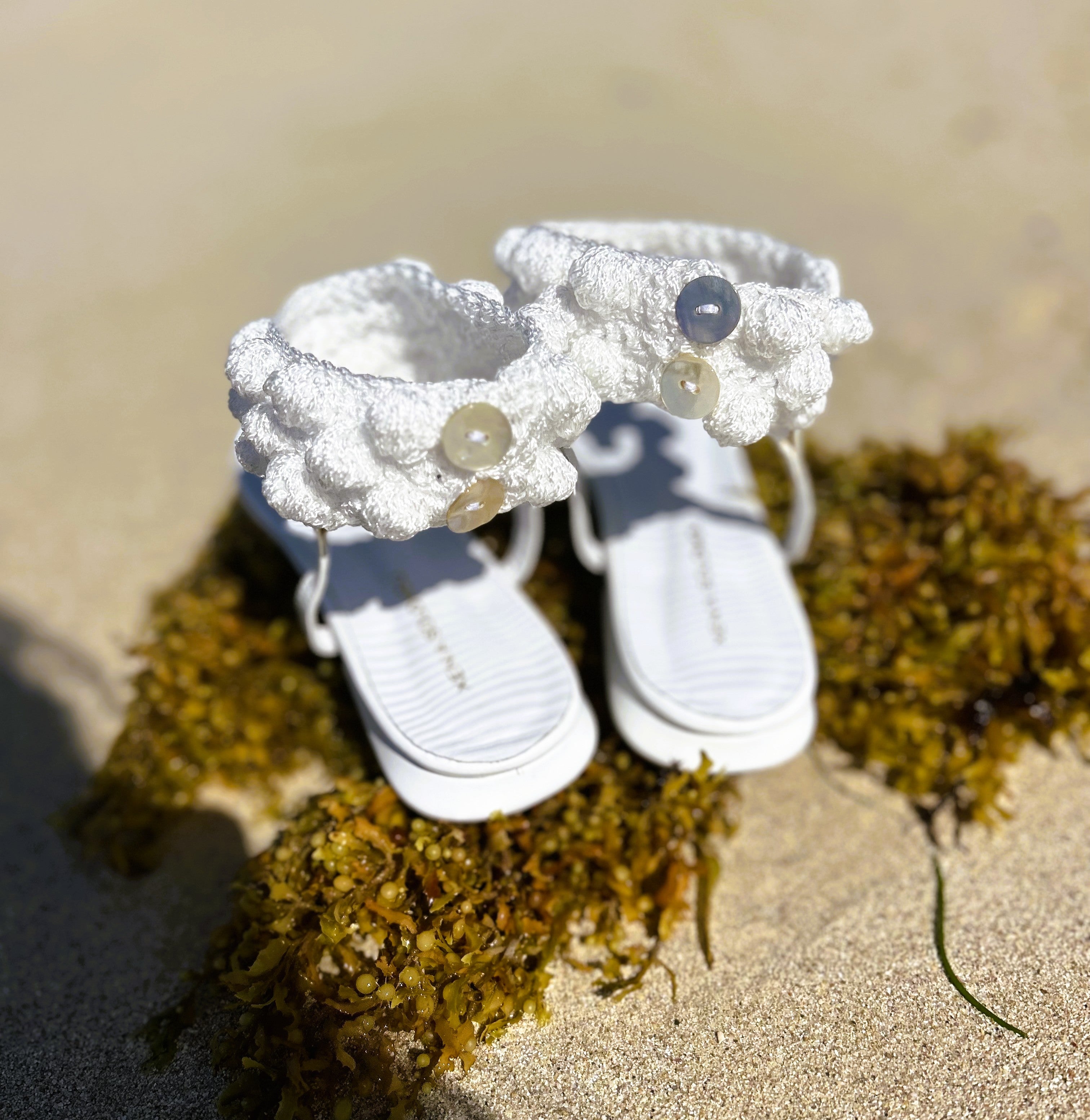 LAURA FLATS XENIA SOLOMOU