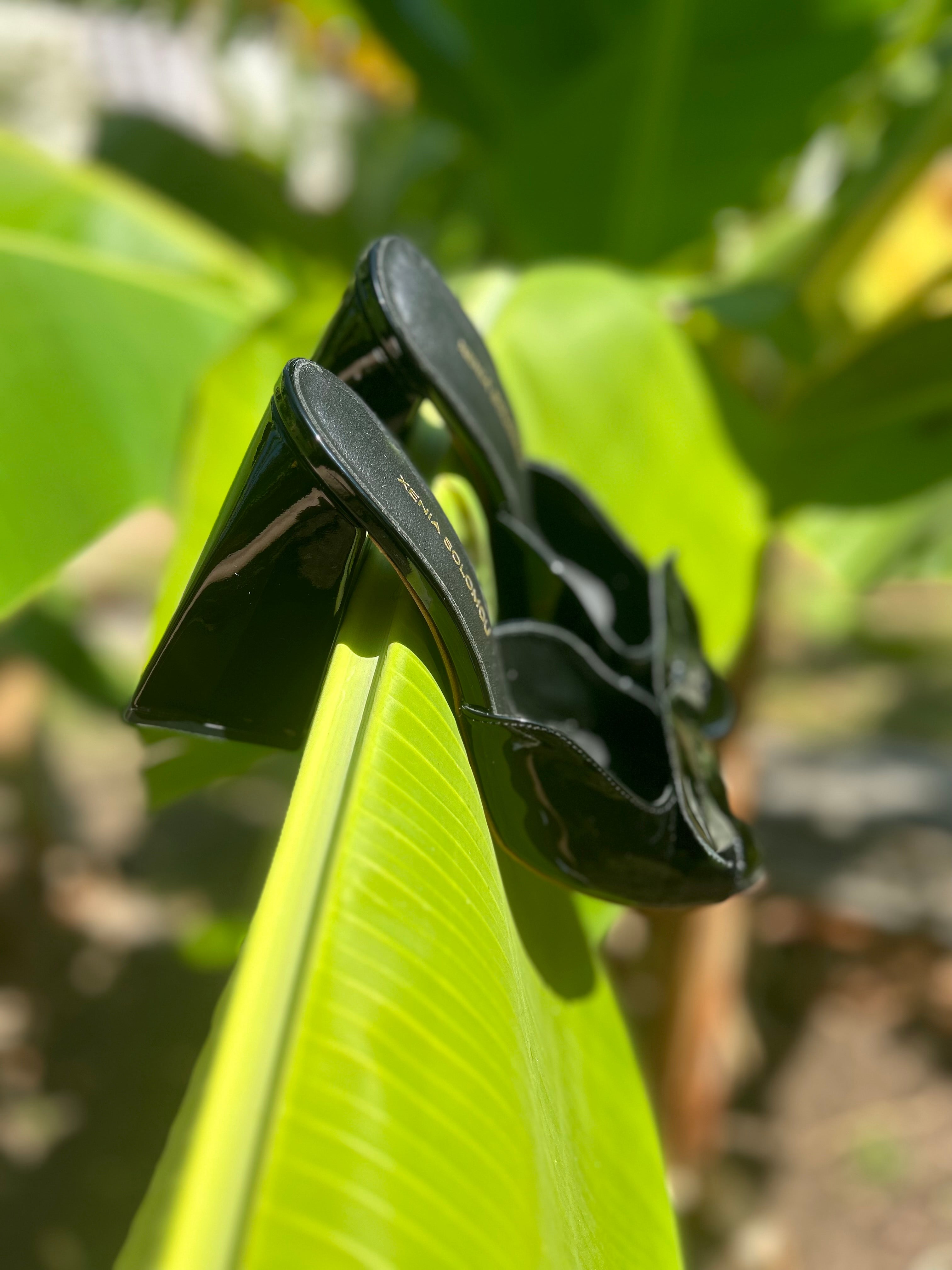 HAVANA BLACK SLIPPERS 9.5 XENIA SOLOMOU
