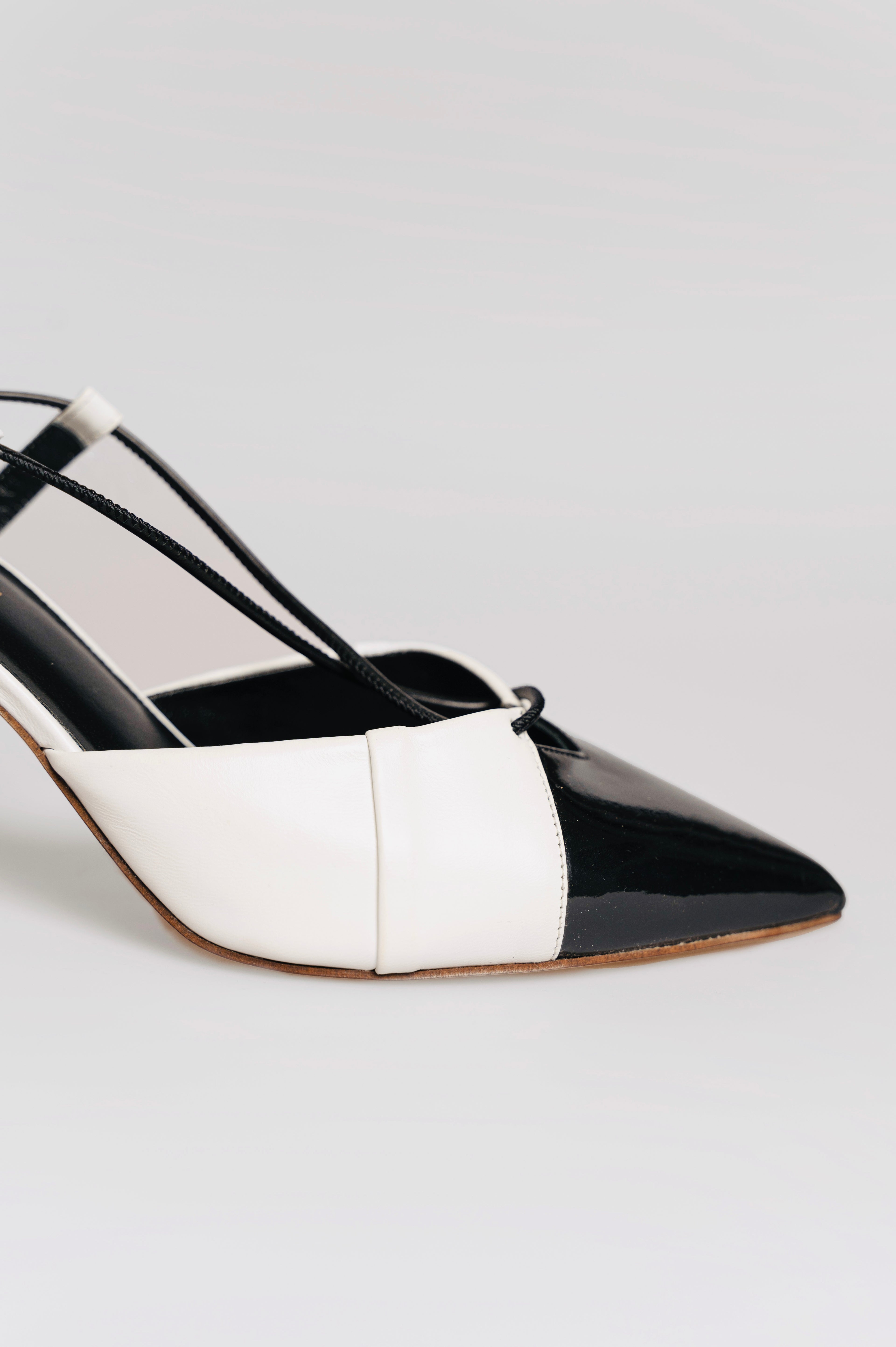 JOANNE BLACK & WHITE PUMPS 7.5