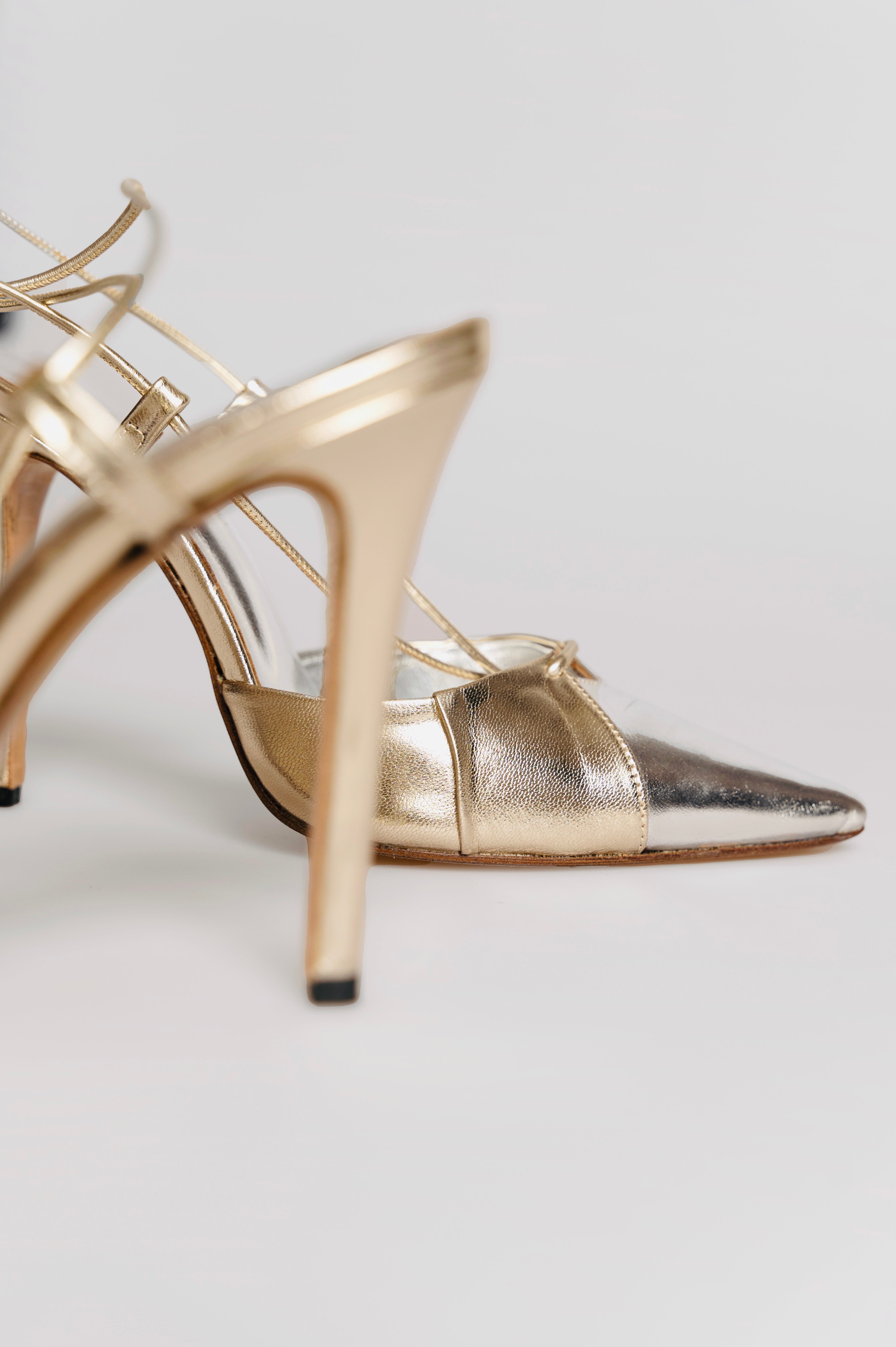 JOANNE GOLD PUMPS 9.5