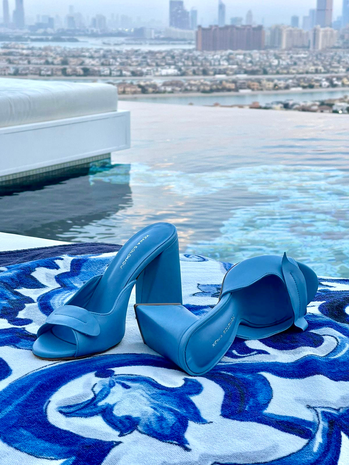 HAVANA BLUE SLIPPERS 9.5 XENIA SOLOMOU